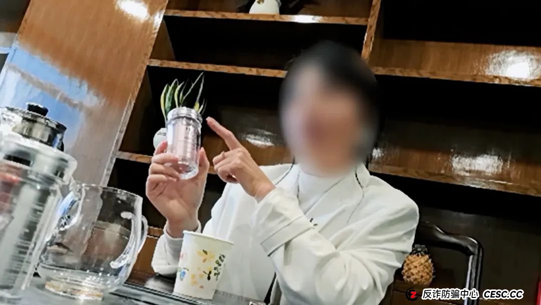 吃3个月换个新老婆,逆龄治百病还可挣3000万?记者卧底揭秘万能神药“AKG”传销骗局:代理商手机响不停,接单不断 吃3个月换个新老婆,逆龄治百病还可挣3000万?记者卧底揭秘万能神药“AKG”传销骗局:代理商手机响不停,接单不断